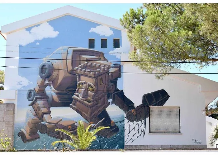 Chez Downtown Charm - Your Seaside Dream!